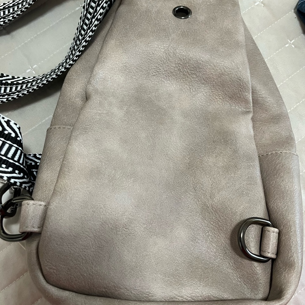 Mroede Minimalist Crossbody Bag with Clean Lines